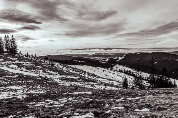 Karla kaplı güzel bir dağ manzarası.