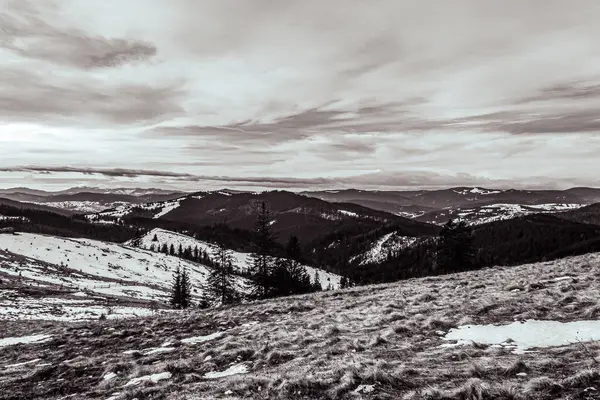 Kışın Karpat Dağları.