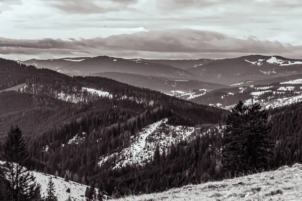Dağlı güzel kış manzarası