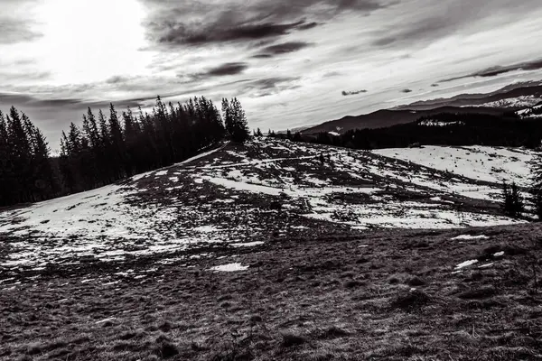 Dağlarda kış manzarası. siyah ve beyaz.