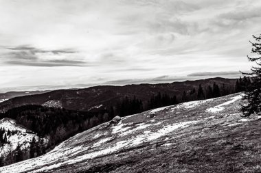 Karla kaplı dağlarla kaplı kış manzarası