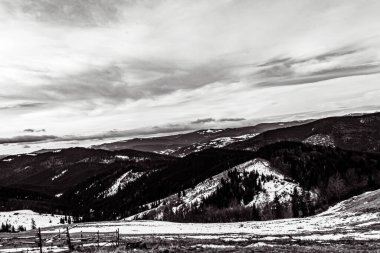 Dağlarda kış manzarası