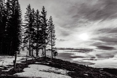 Karla kaplı güzel kış manzarası - tepeli dağlar
