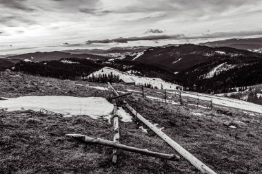 Kış mevsiminde Karpat dağlarının güzel manzarası