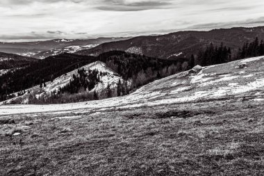 Karpatlar 'daki Karpatlar' ın siyah ve beyaz manzarası