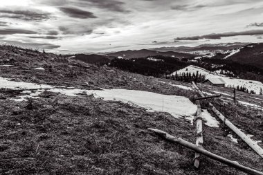Karpatya dağlarında karlı bir dağın güzel bir görüntüsü, Romanya