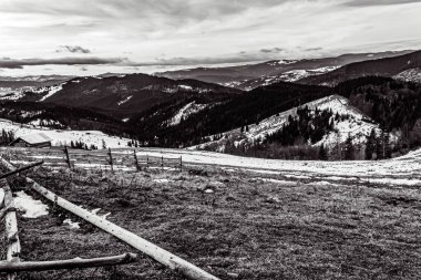 Dağlardaki tahta bir bankın dikey görüntüsü.