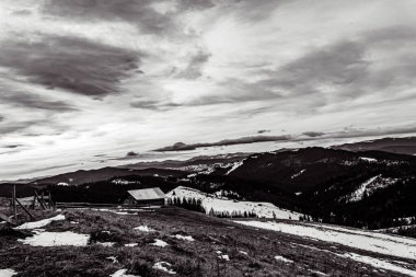 Dağlarda kış manzarası