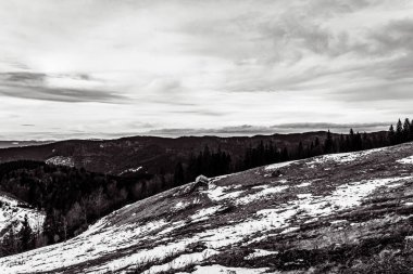 Slovakya 'da dağları olan siyah ve beyaz kış manzaraları