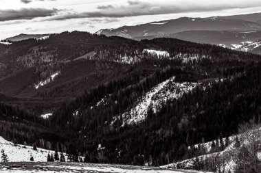 Kış dağı manzarası. siyah ve beyaz.