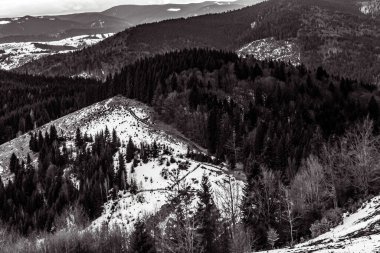 Karpatlar, Karpatlar. Karpatlar 'daki dağların, ormanların ve yamaçların kış dağları.
