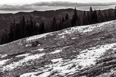siyah ve beyaz kar - bir dağın tepeleri