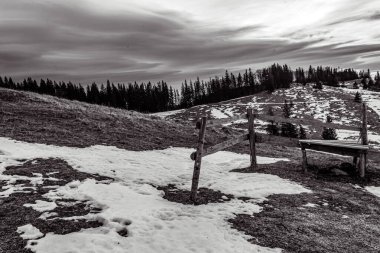 Dağlarda siyah beyaz kar