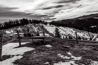 Dağ manzarasının siyah beyaz fotoğrafı. Ukrayna 'daki Karpat Dağları.