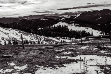 Karpatlar 'daki dağların kış manzarası.