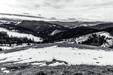 Karla kaplı dağlarla kaplı güzel bir manzara.