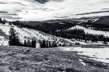 Karla kaplı dağlarla kaplı kış manzarası