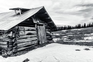 Dağlardaki eski ahşap kulübe.