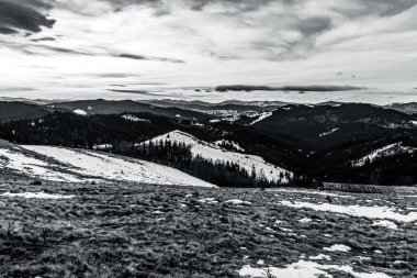 Dağ sırasının siyah beyaz fotoğrafı.