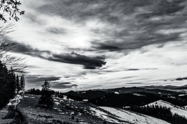 Dağlarda dağları olan güzel bir manzara.