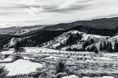 Tepesinden manzaralı siyah ve beyaz dağ manzarası