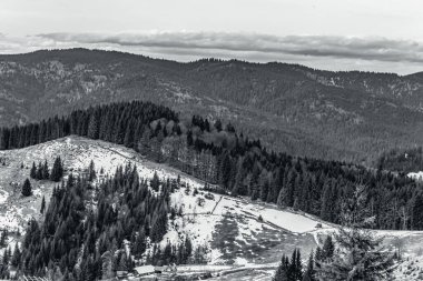 Dağların tepesinden kışın dağlara bak.