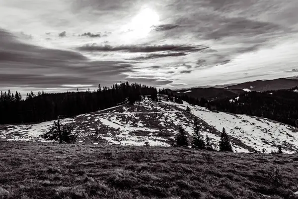 Karpatlar 'da kış dağı manzarası