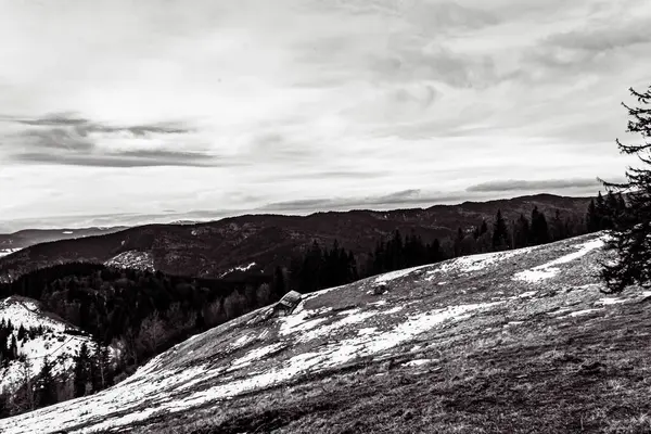 Karla kaplı dağlarla kaplı kış manzarası