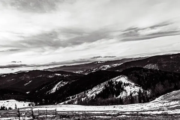 Dağlarda kış manzarası