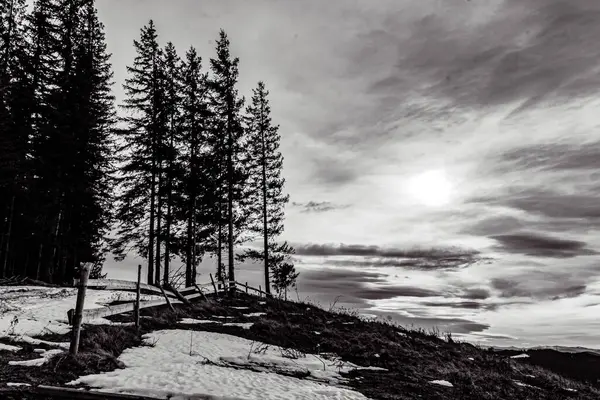 Karla kaplı güzel kış manzarası - tepeli dağlar
