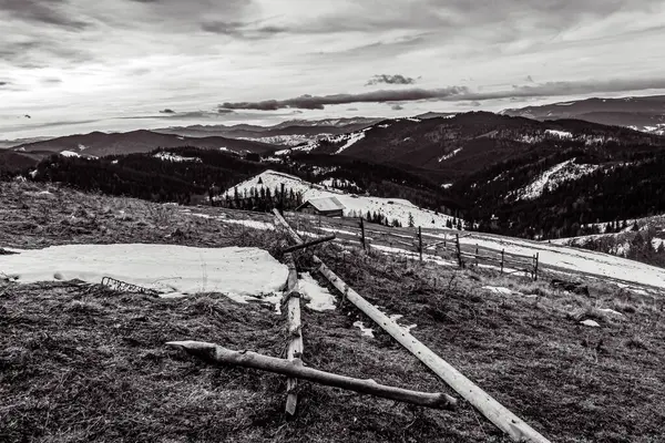 Kış mevsiminde Karpat dağlarının güzel manzarası
