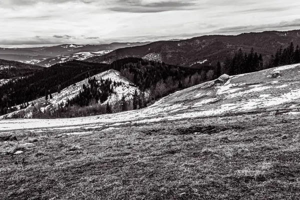 Karpatlar 'daki Karpatlar' ın siyah ve beyaz manzarası
