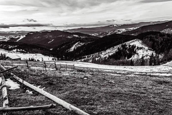 Dağlardaki tahta bir bankın dikey görüntüsü.