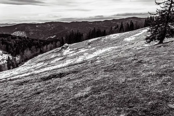 Karla kaplı dağlarla kaplı güzel kış manzarası