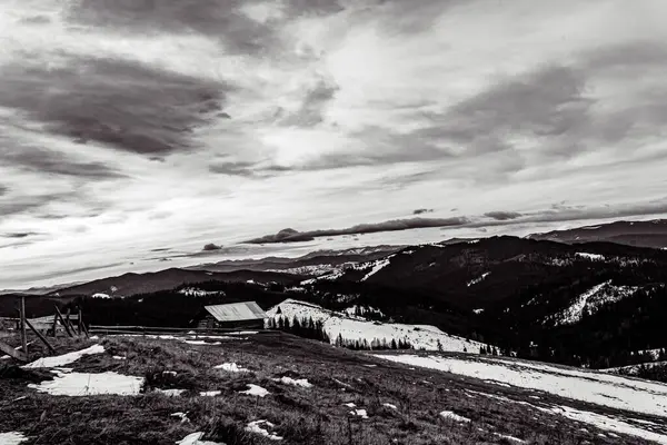 Dağlarda kış manzarası