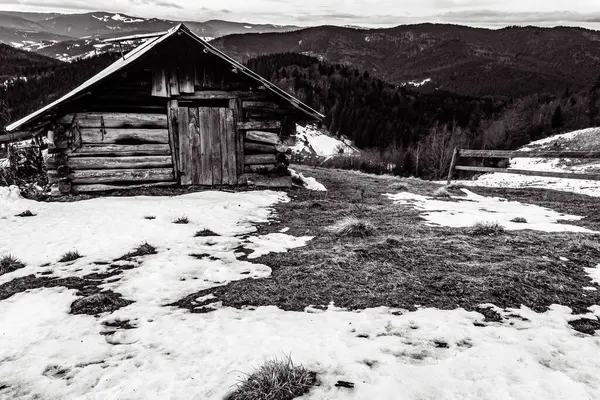 Dağlarda ahşap bir ev