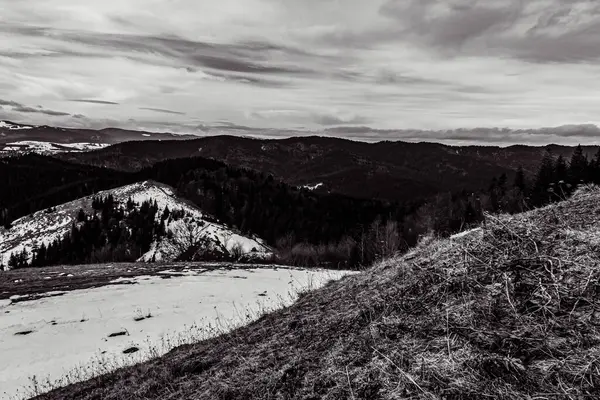 Dağları ve bulutları olan güzel bir manzara