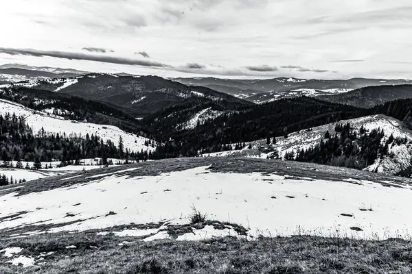 Karla kaplı dağlarla kaplı güzel bir manzara.