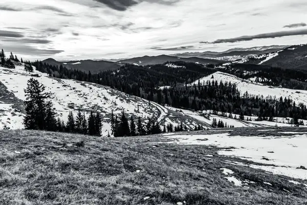 Karla kaplı dağlarla kaplı kış manzarası