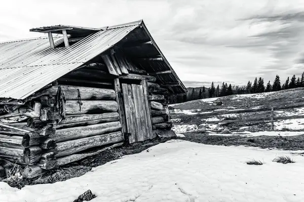 Dağlardaki eski ahşap kulübe.