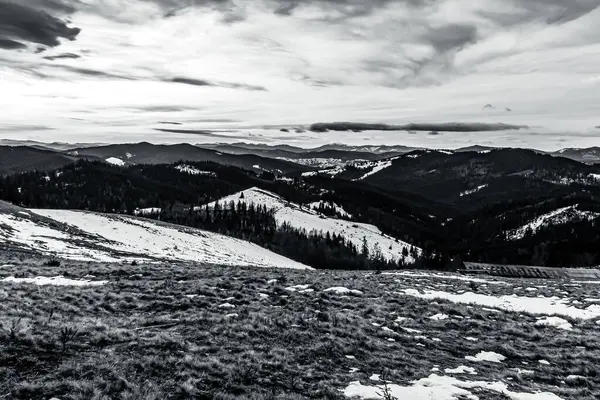 Dağ sırasının siyah beyaz fotoğrafı.