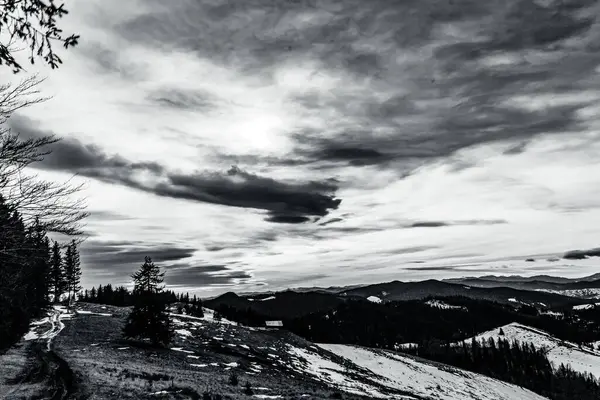 Dağlarda dağları olan güzel bir manzara.