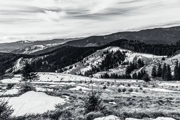 Tepesinden manzaralı siyah ve beyaz dağ manzarası