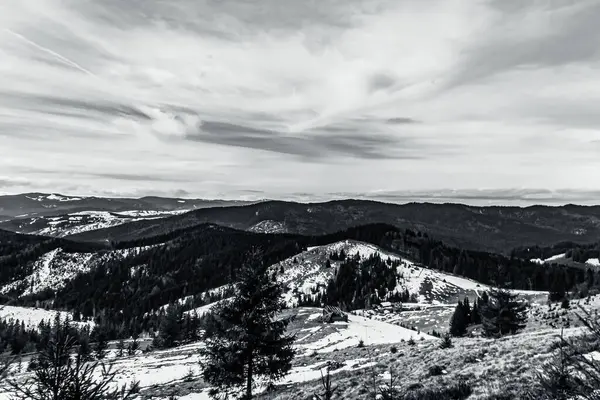 Kışın güzel dağ manzarası