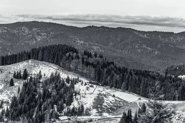 Dağların tepesinden kışın dağlara bak.