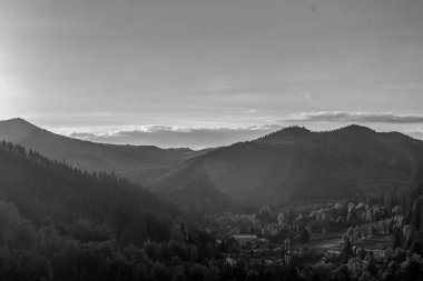 Arka planda ağaçlar ve ormanlar olan güzel dağ manzarası