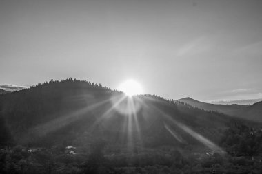 Dağları ve ormanı olan güzel bir manzara.