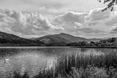 Dağları ve gölü olan güzel bir manzara.