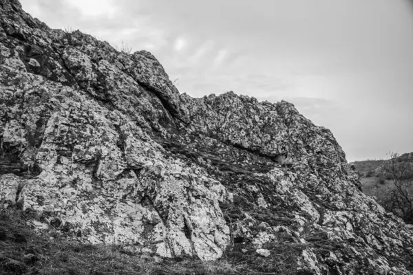 Kayalık bir dağ manzarasının siyah beyaz fotoğrafı