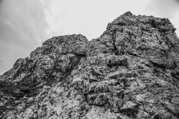 Dağ kayalarının siyah beyaz fotoğrafı